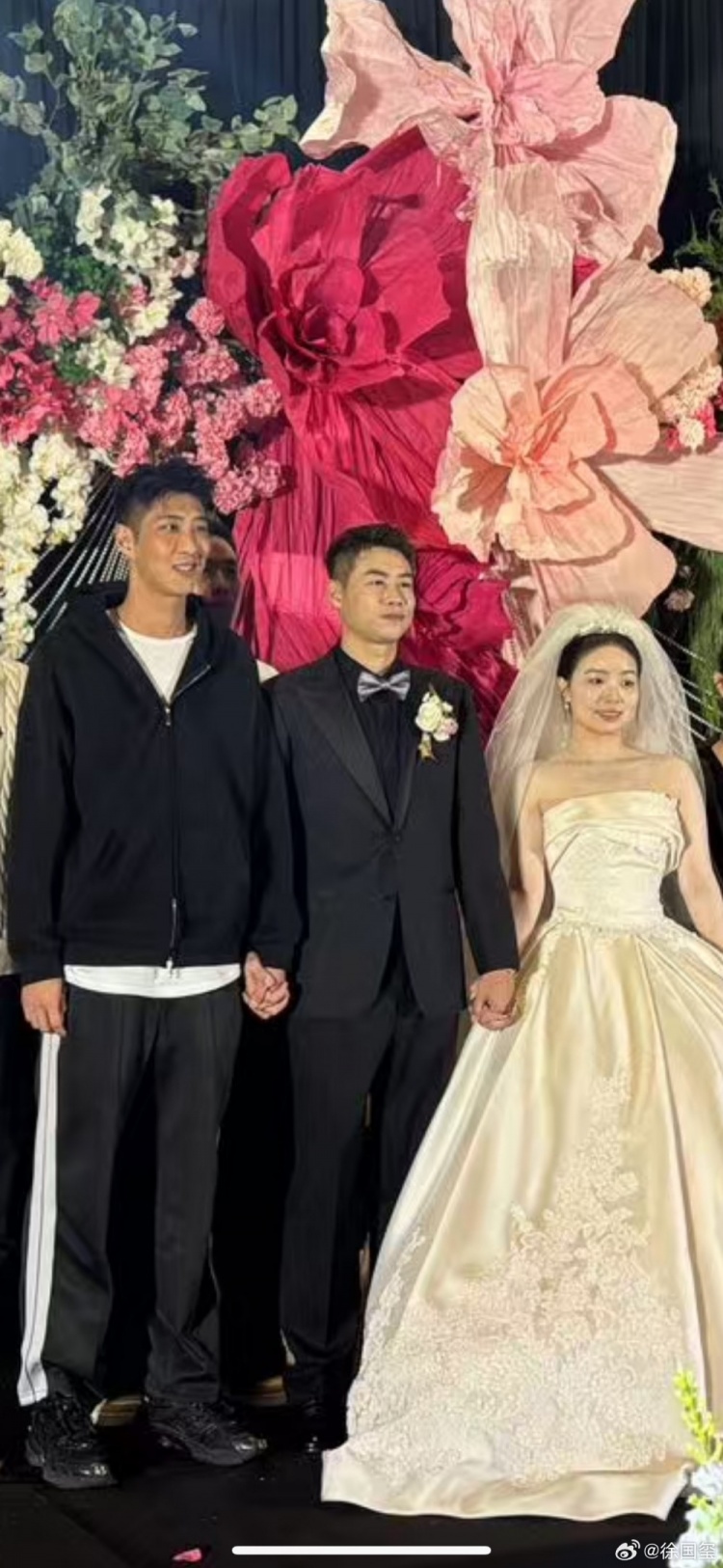哥倆好！楊帆舉行婚禮，合影時不忘牽起前隊(duì)友邱添一的手